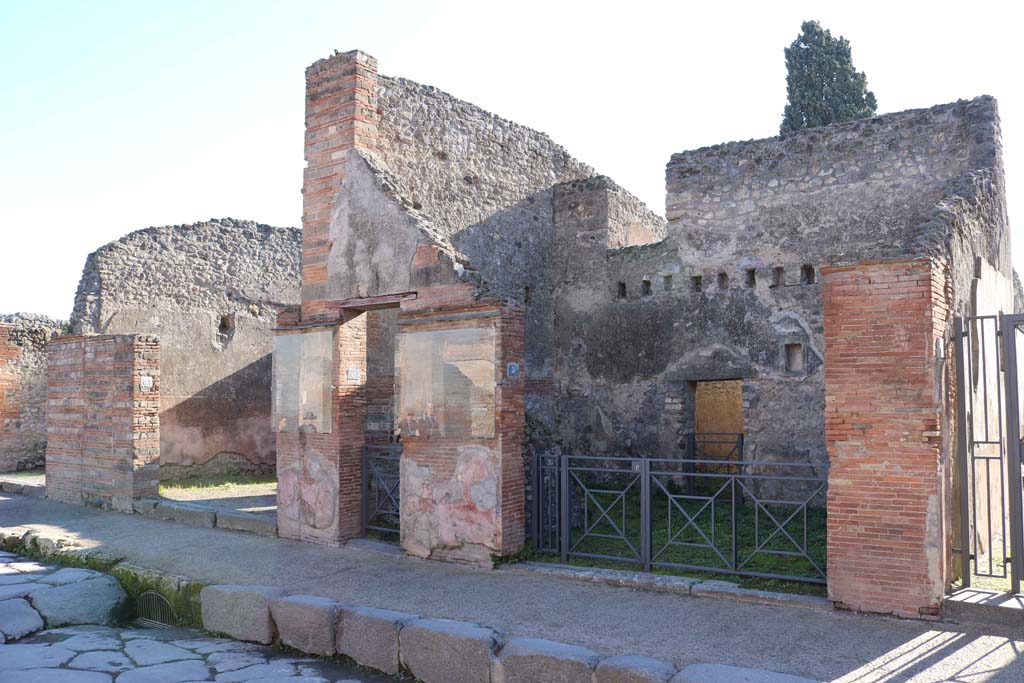 VIII.4.7, VIII.4.6, and VIII.4.5 Pompeii, right of centre. December 2018.
Looking to entrance doorways on south side of Via dell’Abbondanza. Photo courtesy of Aude Durand.
