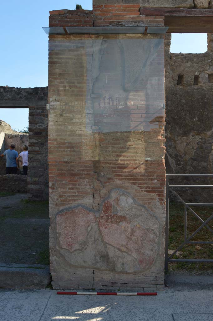 VIII.4.6 Pompeii, on right. October 2017.
Pilaster between two doorway entrances, with graffiti, see also VIII.4.7.
Foto Taylor Lauritsen, ERC Grant 681269 DÉCOR.
