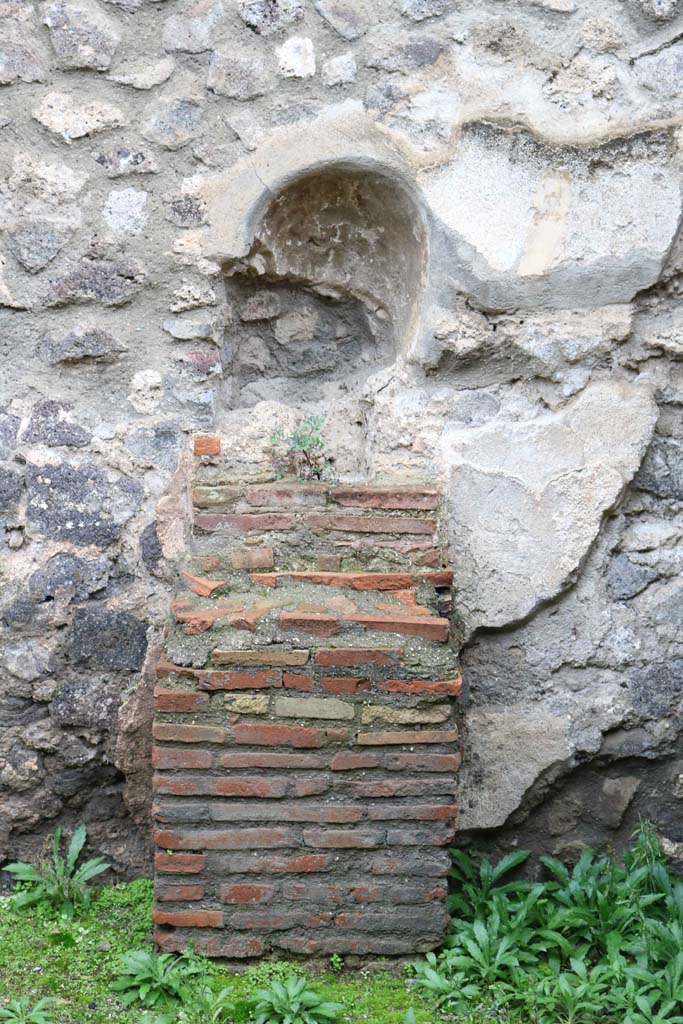 VIII.4.12 Pompeii. December 2018.
Altar and niche against west wall of kitchen. Photo courtesy of Aude Durand.