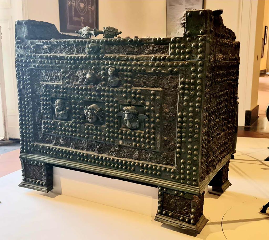 VIII.4.12 Pompeii. Arca, or strong box.
On display in “L’altro MANN” exhibition, October 2023. Photo courtesy of Giuseppe Ciaramella.
According to the Naples Archaeological Museum description card –
“This arca was found in VII.2.18, the House of C. Vibio.” Inv. 73021.