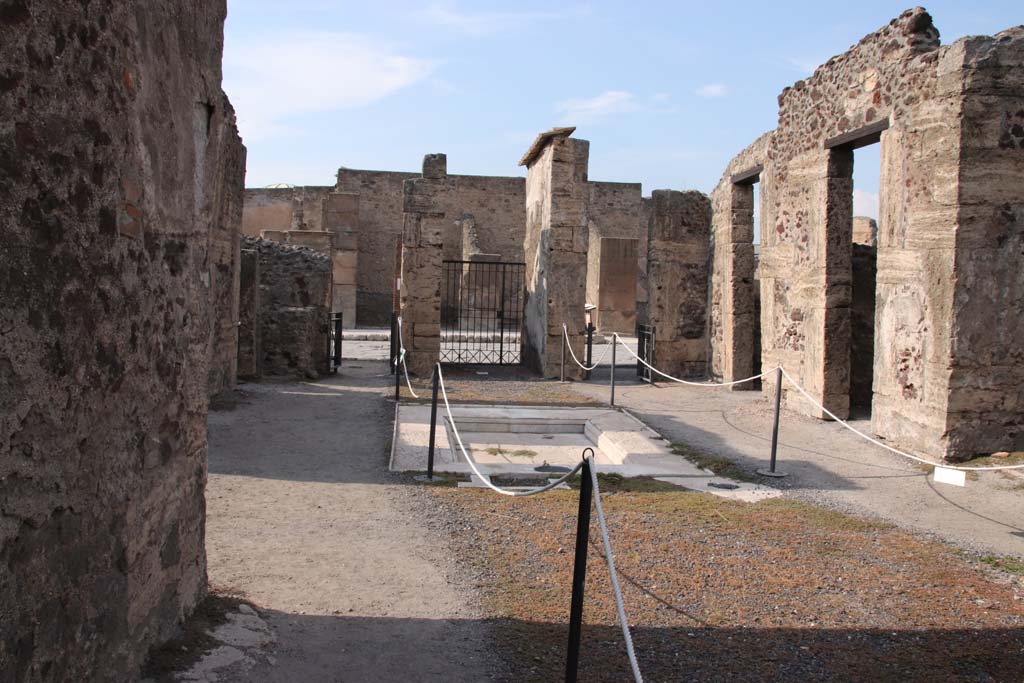 VIII.4.15 Pompeii. September 2021.
Looking north to atrium from west side of room 6, the tablinum. Photo courtesy of Klaus Heese.