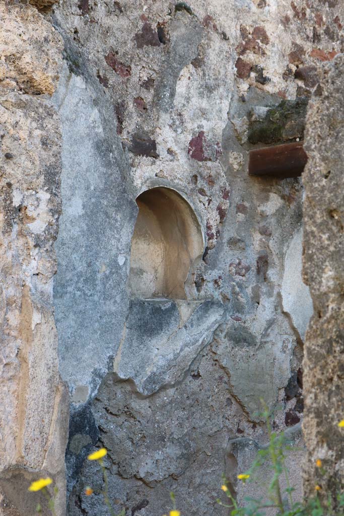 VIII.4.15 Pompeii December 2018.
Room 10, niche in south wall. Photo courtesy of Aude Durand.