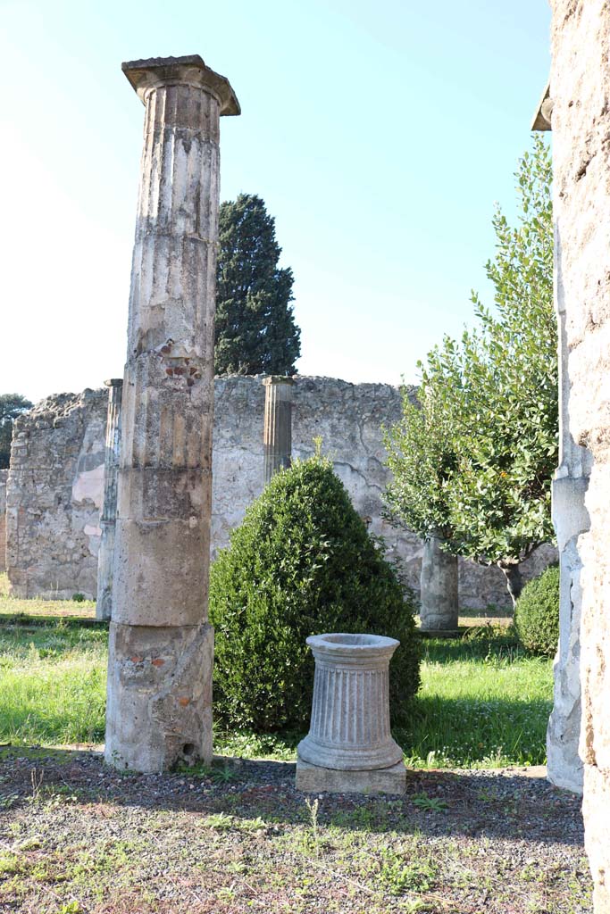 VIII.4.15 Pompeii December 2018.
Looking towards puteal on east side of peristyle. Photo courtesy of Aude Durand.