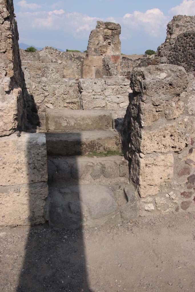 VIII.4.15 Pompeii. September 2021.
Steps to upper floor on east side of portico. Photo courtesy of Klaus Heese.