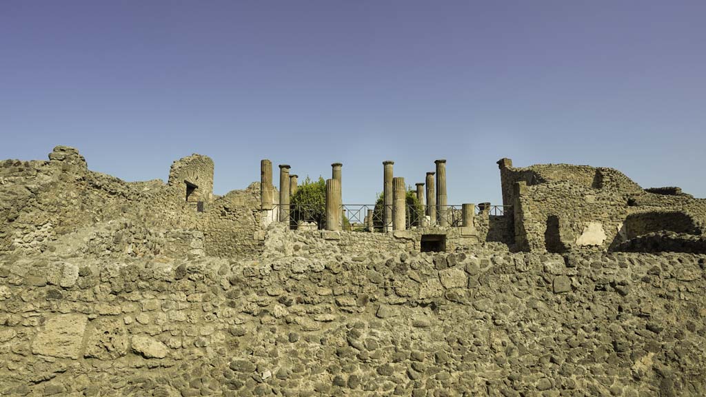 VIII.4.15 Pompeii. August 2021.
Looking north towards peristyle, from Via del Tempio d’Iside, with the area of VII.4.27/29 behind the wall. Photo courtesy of Robert Hanson.