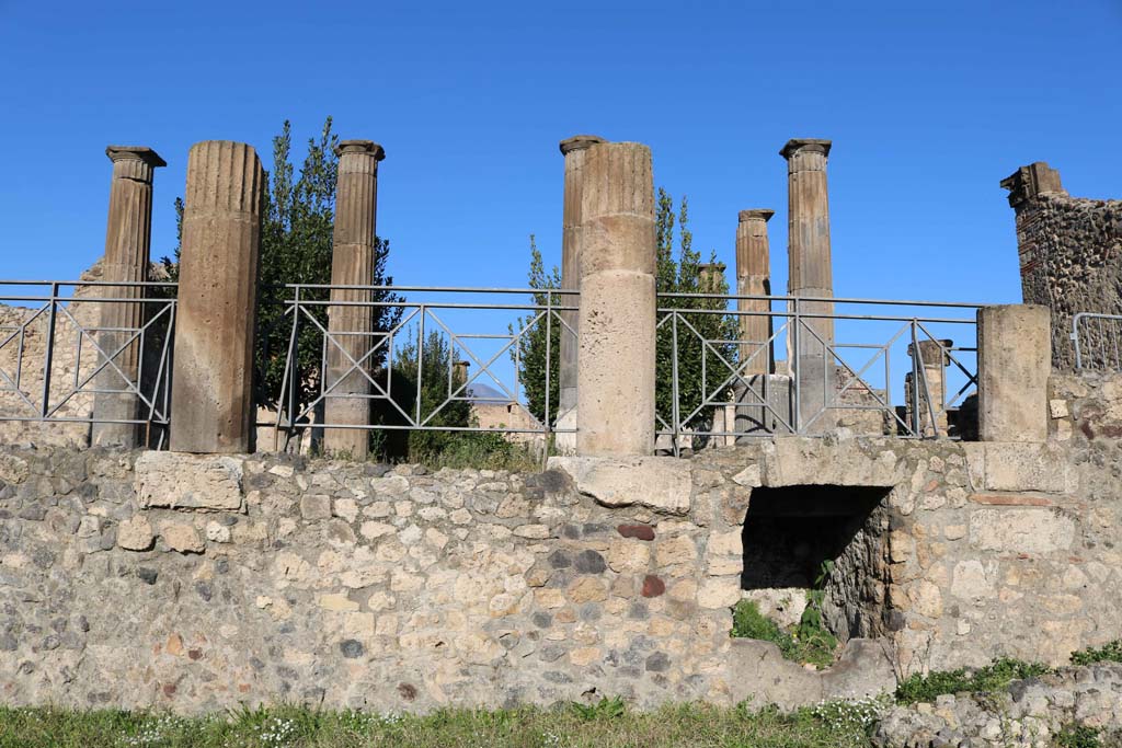 VIII.4.15 Pompeii December 2018. Looking north towards south side of peristyle, from Via del Tempio d’Iside.
The area of VII.4.27/29 would appear to be at the base of the wall. Photo courtesy of Aude Durand.