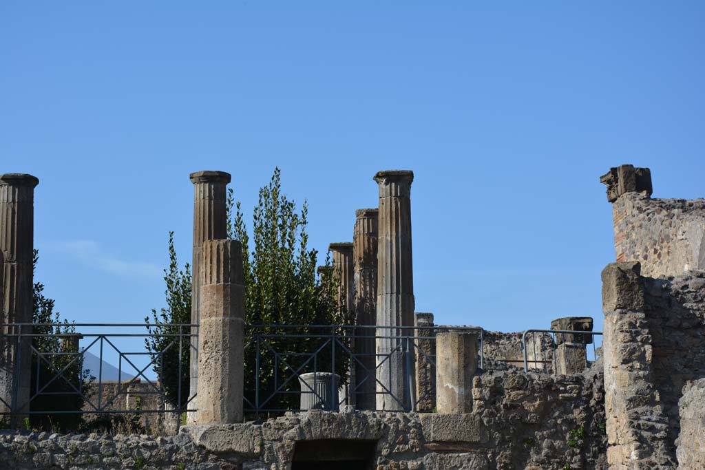 VIII.4.15 Pompeii. March 2019. Looking north towards south side of peristyle, from Via del Tempio d’Iside.
Foto Annette Haug, ERC Grant 681269 DÉCOR