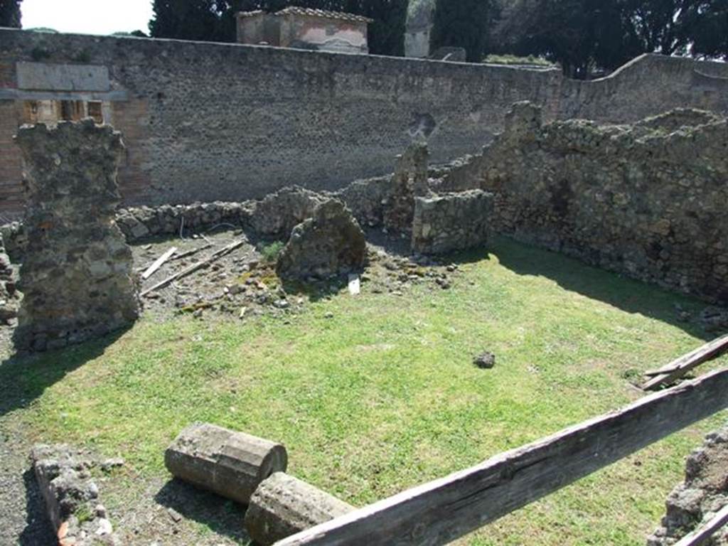 VIII.4.15 Pompeii. March 2009. Looking south from south portico onto lower level. The remains of one of the four columns is laying on the grass below.
This grassed area would have been the peristyle area belonging to VIII.4.27. VIII.4.27’s rear entrance at VIII.4.29 is seen on the south side of peristyle. Opposite is the entrance of the Temple of Isis.