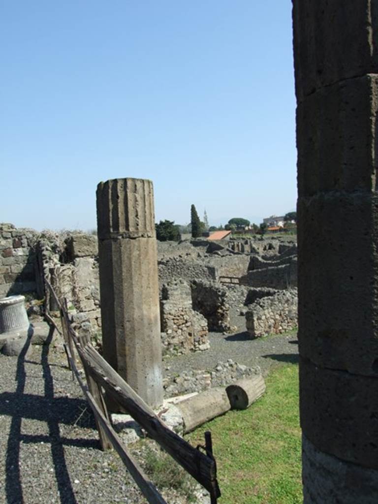 VIII.4.15 Pompeii. March 2009. 4 columns (1 fallen) on south side of south portico (on upper level).