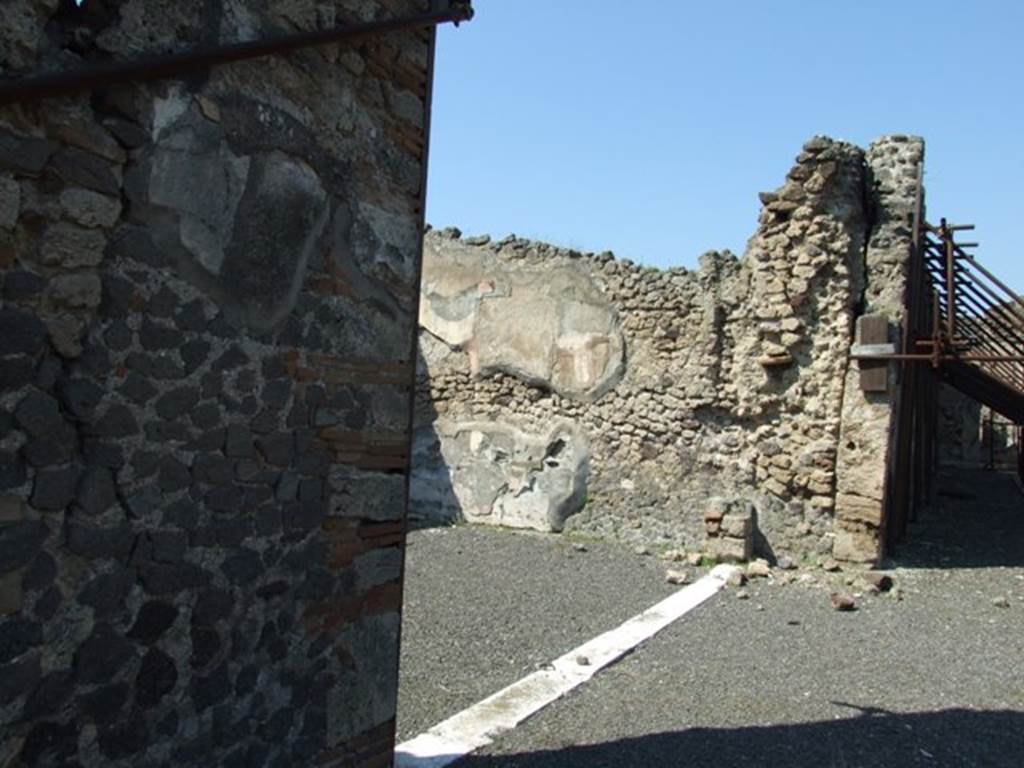 VIII.4.15 Pompeii. March 2009. Room 17, exedra doorway from west portico.