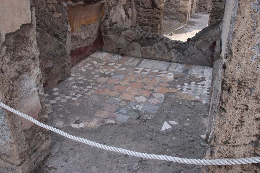 VIII.4.15 Pompeii. September 2021.
Room 18, looking north in cubiculum, with Opus sectile floor, made of interlocking shaped pieces of coloured marble.
Photo courtesy of Klaus Heese.