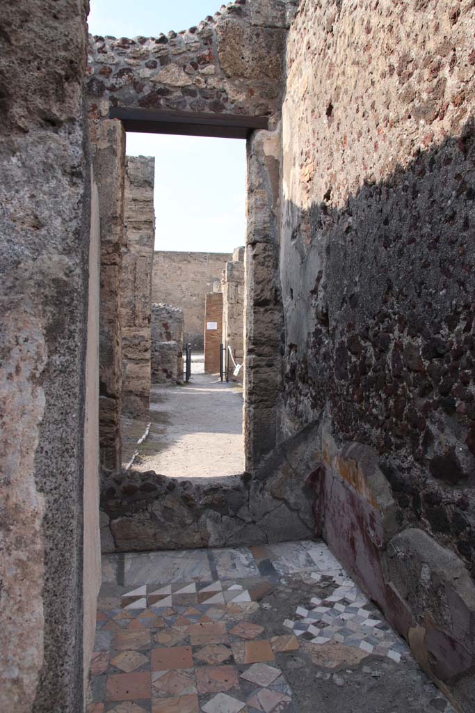 VIII.4.15 Pompeii. September 2021.
Room 18, looking north towards room 7 and atrium from cubiculum, with Opus sectile floor.
Photo courtesy of Klaus Heese.