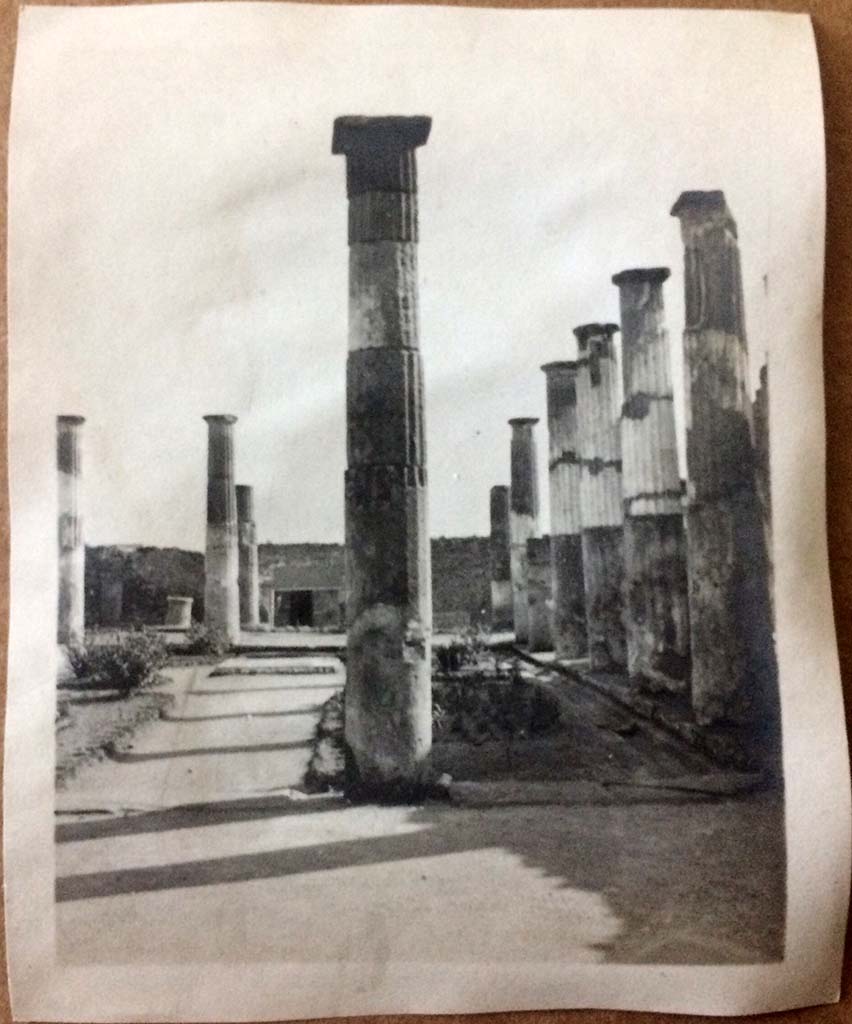 VIII.4.15 Pompeii. August 27, 1904.
Looking south across peristyle garden from near room 18. Photo courtesy of Rick Bauer.