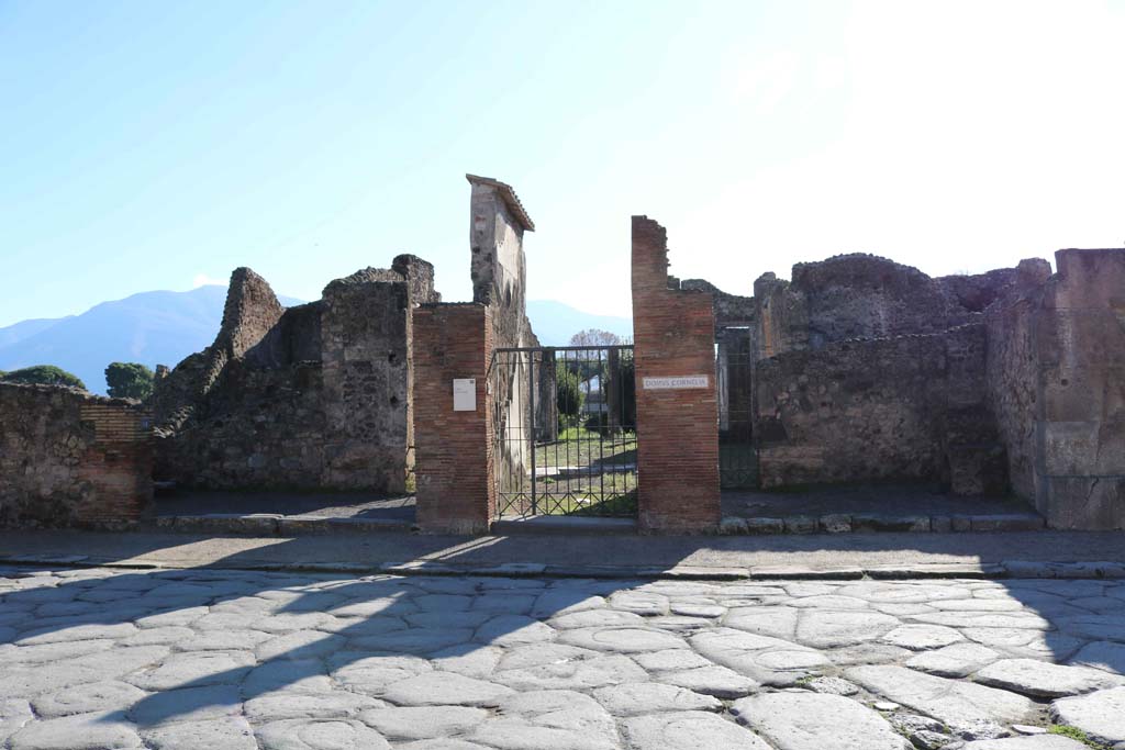VIII.4.15 Pompeii. December 2018.
Looking south on Via dell’Abbondanza towards entrance doorway, in centre. Photo courtesy of Aude Durand.