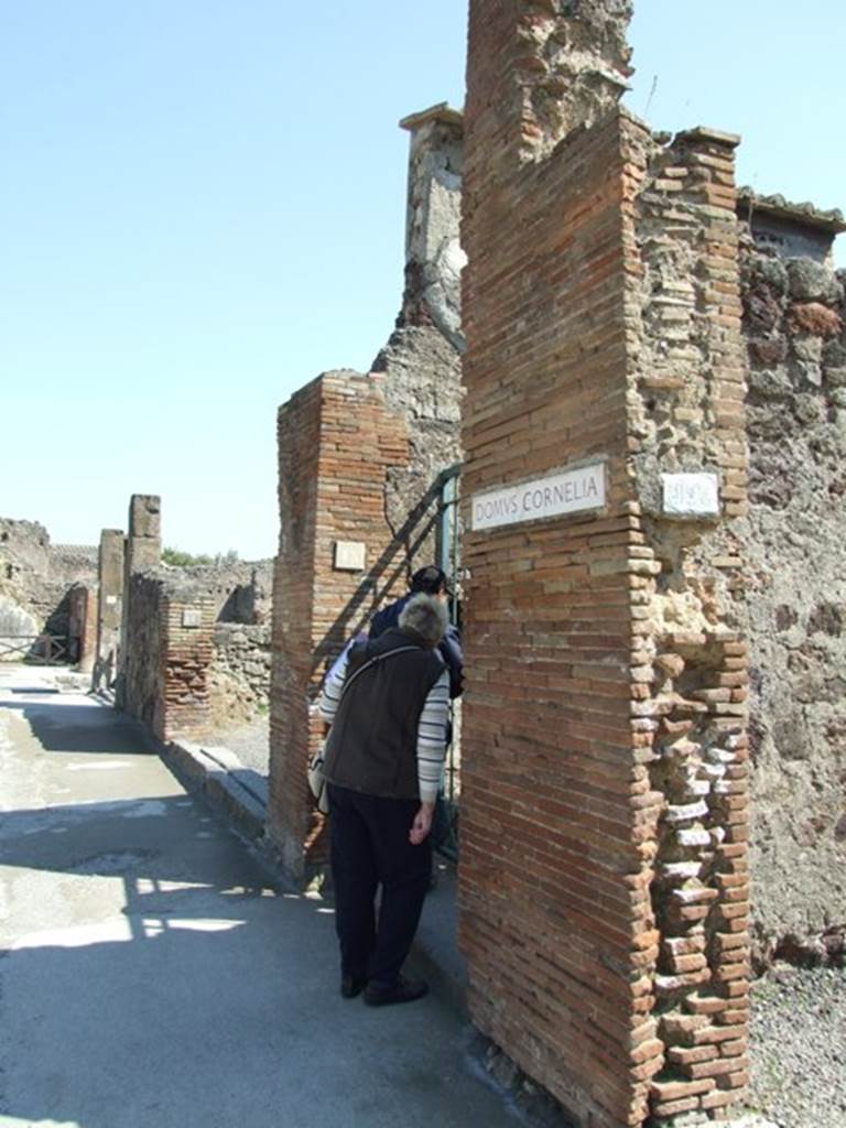 VIII.4.15 Pompeii. March 2009. Entrance on Via dell’Abbondanza.