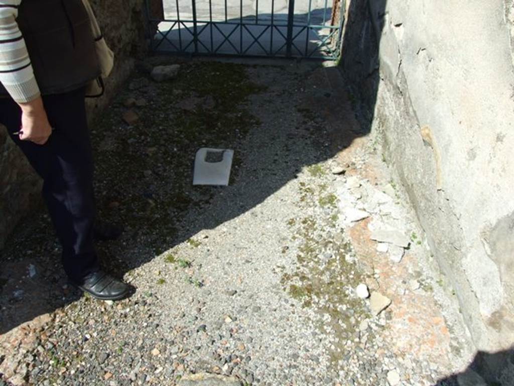 VIII.4.15 Pompeii. March 2009. Entrance fauces floor and white marble door fitting.