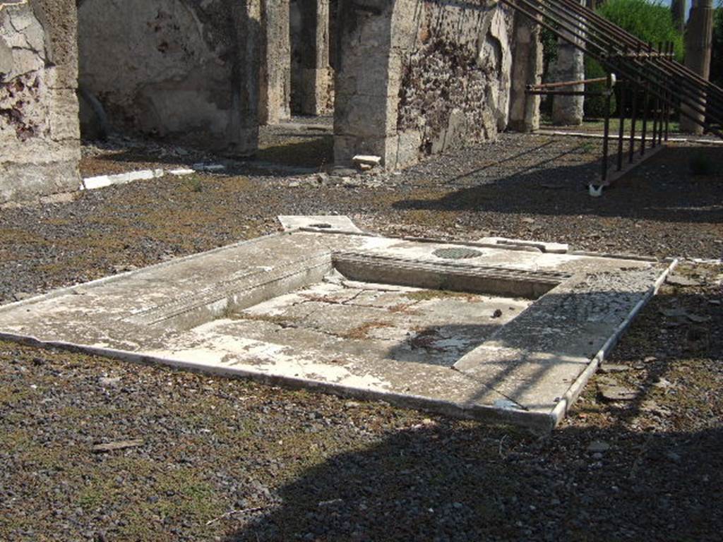 VIII.4.15 Pompeii. September 2005. Impluvium.