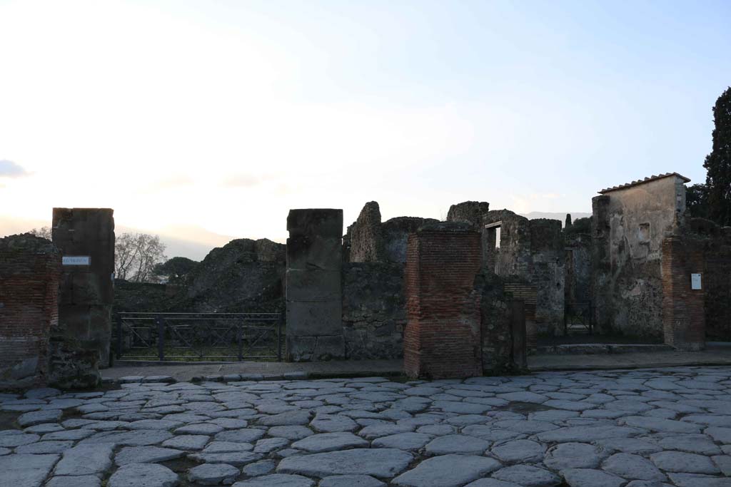 VIII.4.17, Pompeii December 2018.
Looking south to entrance doorway, at corner of junction between Via dell’Abbondanza and Via Stabiana. Photo courtesy of Aude Durand.
