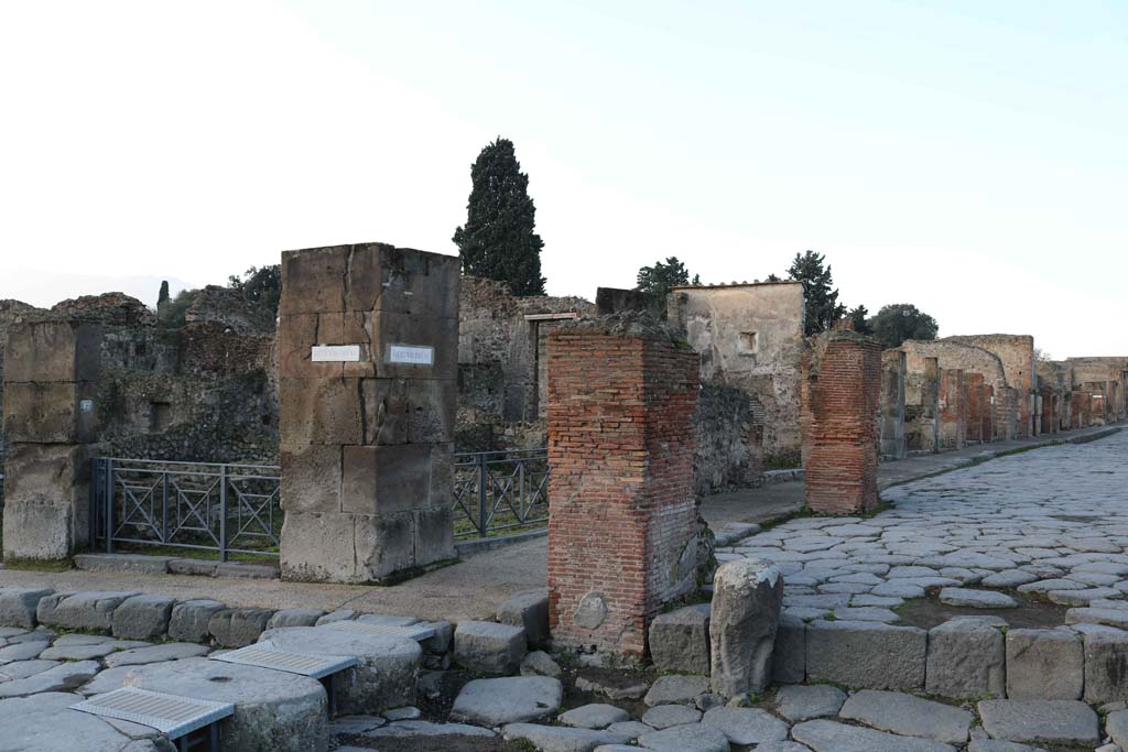 Via Stabiana, on left, with entrance VIII.4.17a, and VIII.4.17, on Via dell’Abbondanza, in centre. December 2018.
Looking west from Holconius’ crossroads. Photo courtesy of Aude Durand
