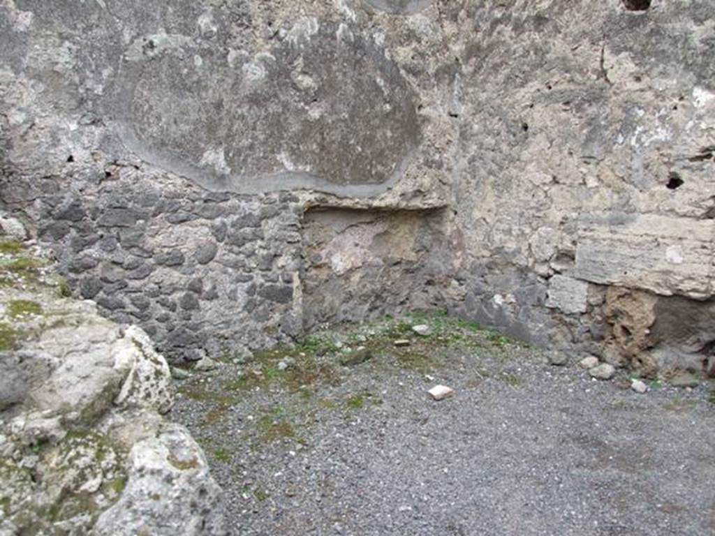 VIII.4.20 Pompeii. Shop and rooms. December 2007. Middle room. Recess in south wall.
