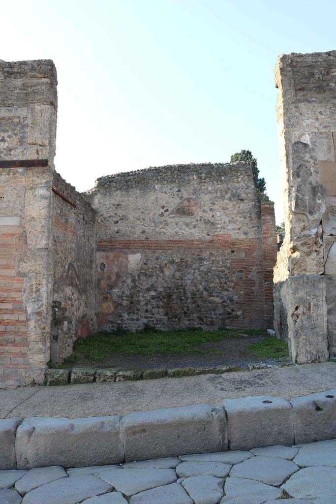 VIII.4.25 Pompeii. December 2018.
Looking west to entrance doorway. Photo courtesy of Aude Durand.