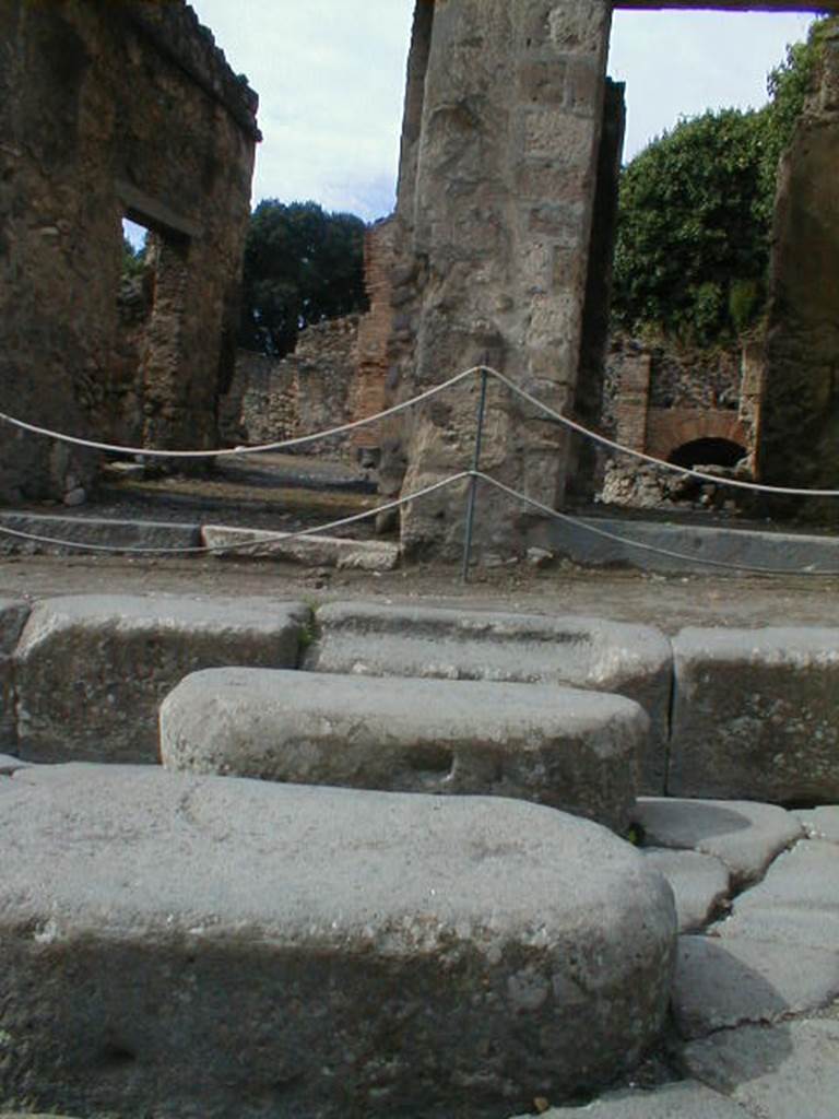 VIII.4.27 (a bakery) taken from I.4.3
including stepping stones across Via Stabia