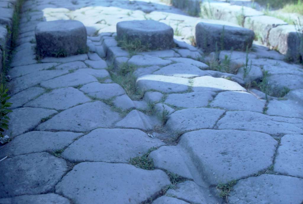 Via Stabiana, Pompeii. 1971. Stepping stones in roadway between VIII.4.26 and I.4.5.
Photo courtesy of Rick Bauer, from Dr George Fay’s slides collection.
