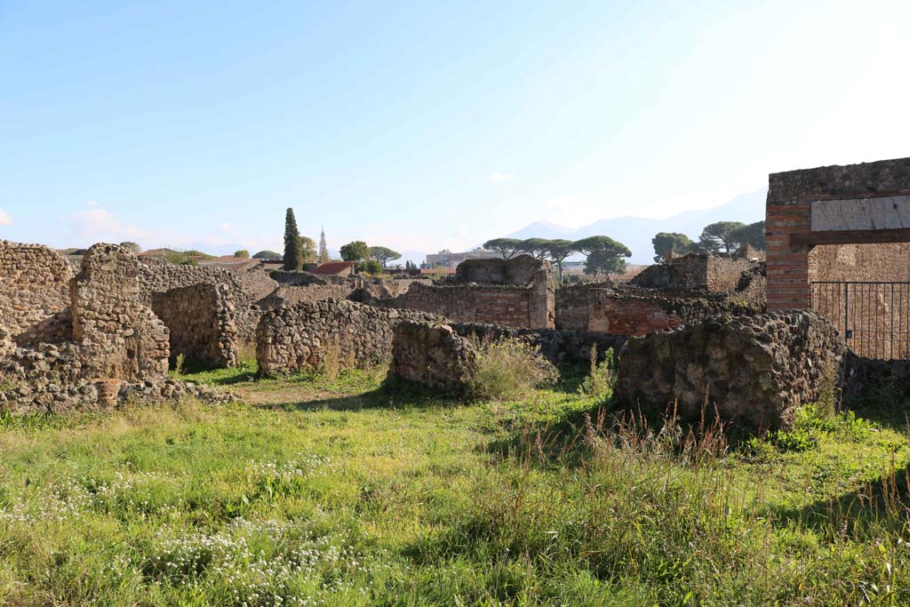 VIII.4.29/27 Pompeii. December 2018.
Looking south-east across garden area, from near rear entrance at VIII.4.29. Photo courtesy of Aude Durand.