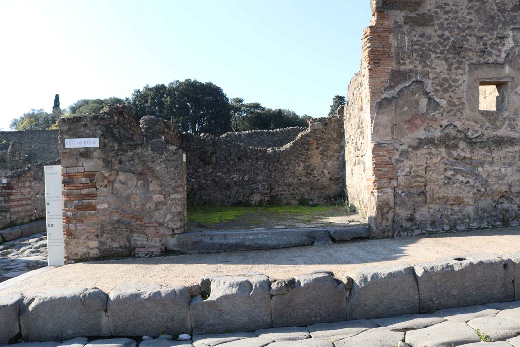 VIII.4.28 Pompeii. December 2018.
Looking west to entrance on Via Stabiana, on corner of junction with Via del Tempio d’Iside. Photo courtesy of Aude Durand.