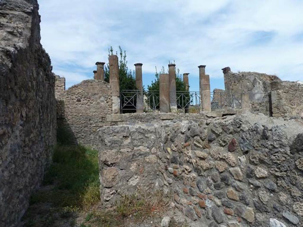 VIII.4.29 Pompeii. September 2015. Looking north from entrance doorway.