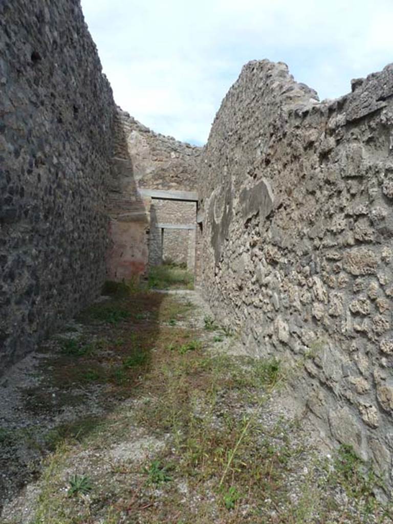 VIII.4.33 Pompeii, September 2015. Looking north along entrance corridor towards doorway to rear.