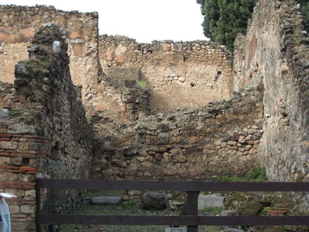 VIII.4.35 Pompeii. Shop and room. Entrance. December 2004.