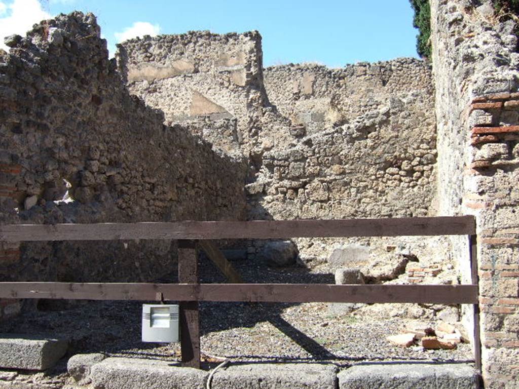 VIII.4.35 Pompeii. Shop and room. September 2005. Entrance showing, on left site of former steps to upper floor, and on right the shop sill.
