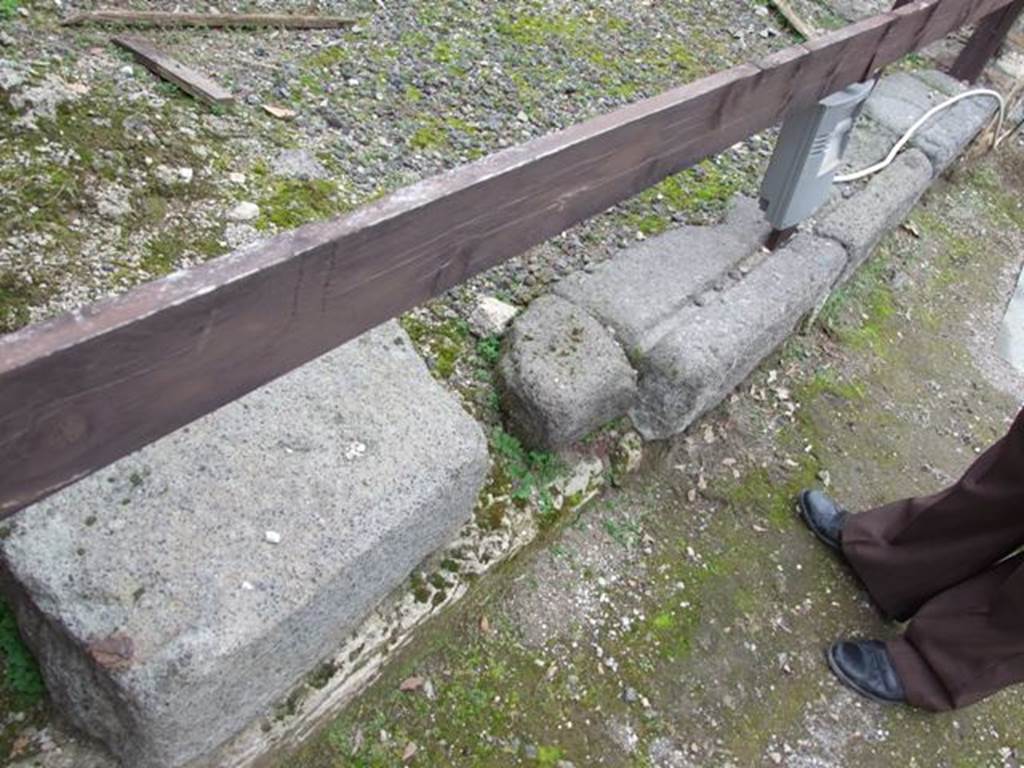 VIII.4.35 Pompeii. Shop and room. December 2007. Sill and site of steps to upper floor.