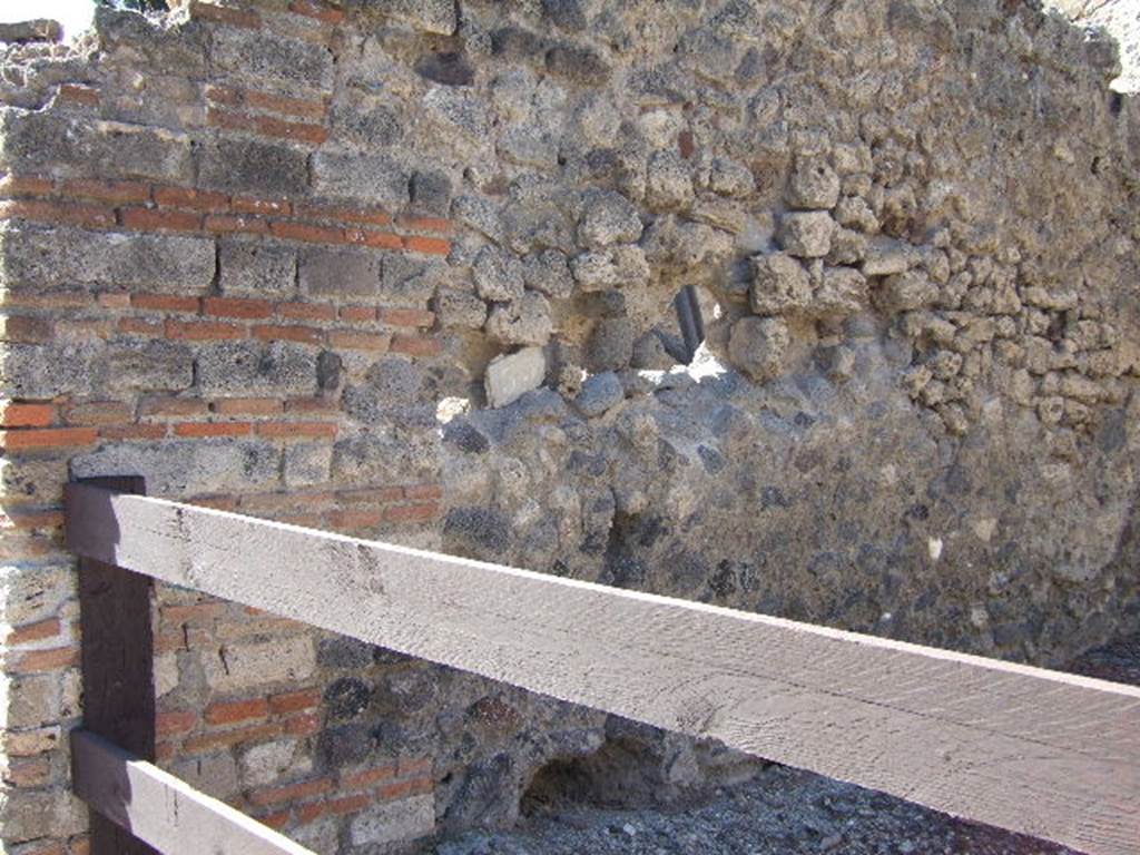 VIII.4.35 with number plaque balanced on stone of wall. September 2005.