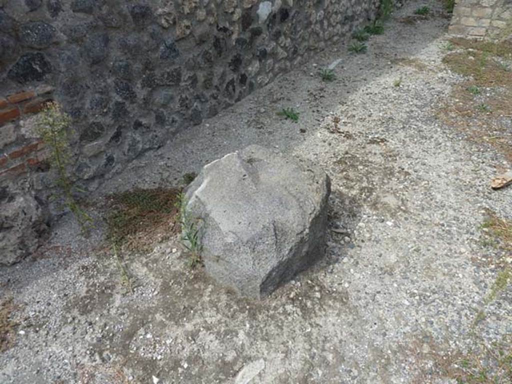 VIII.4.36 Pompeii, September 2015. Large tufa boulder, near left hand side of shop-room.