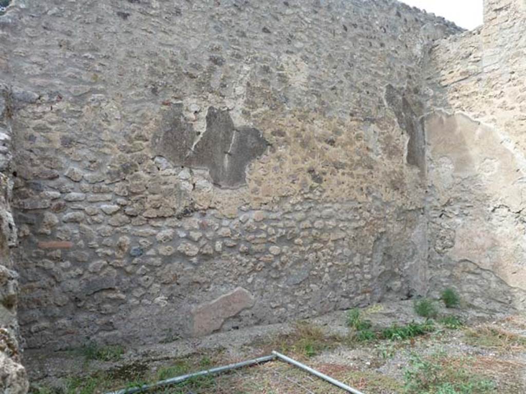 VIII.4.37 Pompeii. September 2015. West wall of central courtyard.