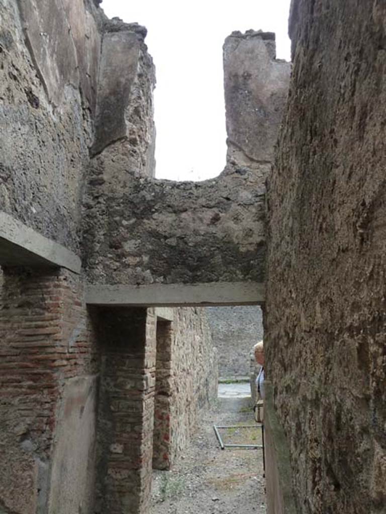 VIII.4.37 Pompeii. September 2015. Upper south wall of small room/cupboard, on east side of central courtyard.