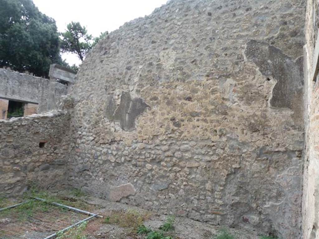 VIII.4.37 Pompeii. September 2015. West wall of central courtyard.