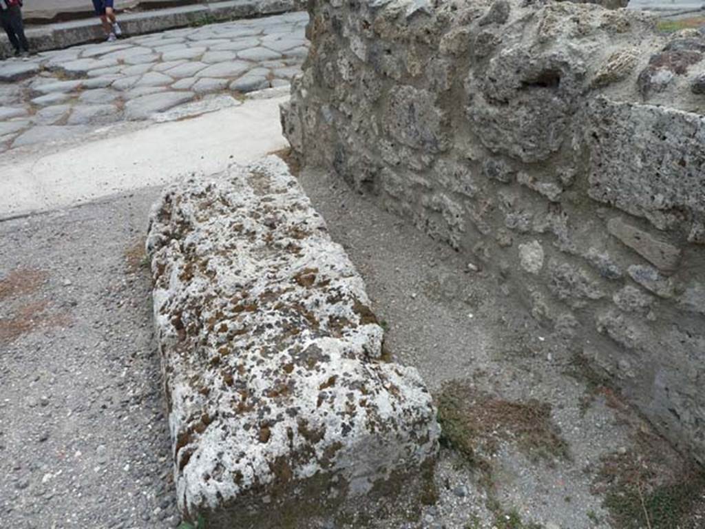 VIII.4.39 Pompeii. September 2015. Limestone podium, looking south.