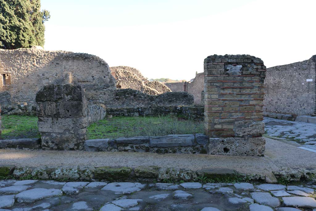 VIII.4.40 Pompeii. December 2018.
Looking east at corner junction of Via dei Teatri, lower left, and Via del Tempio d’Iside, on right. Photo courtesy of Aude Durand.