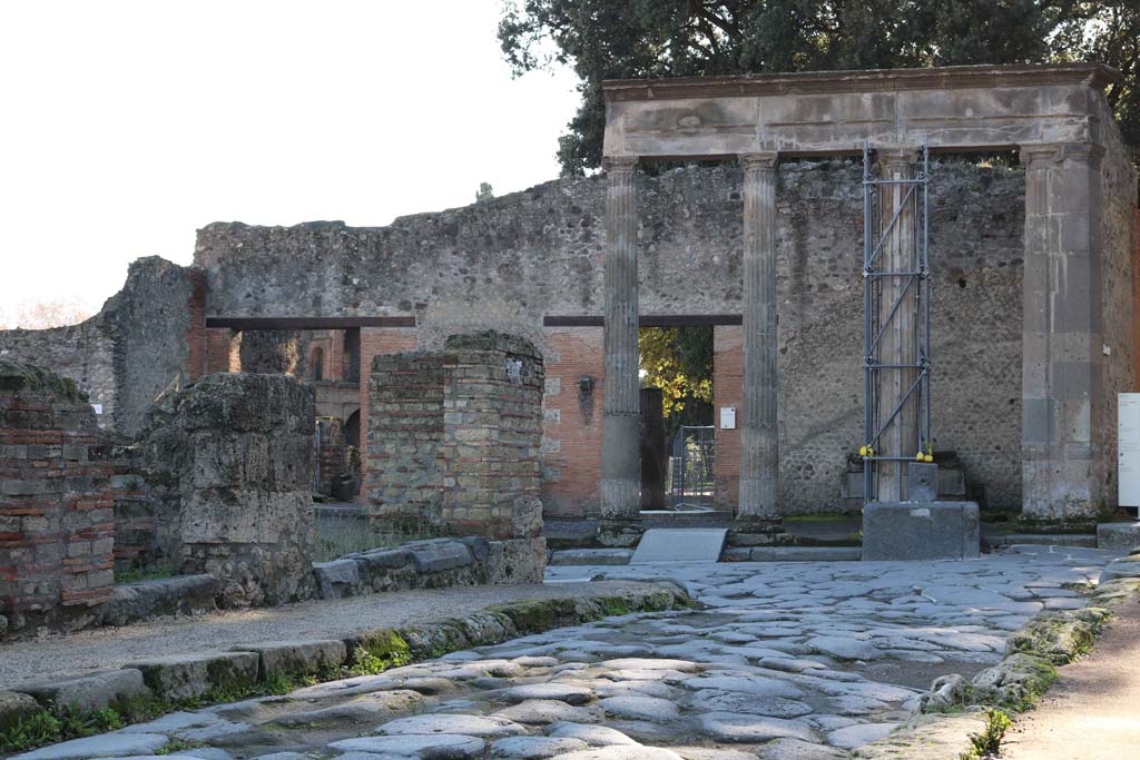VIII.4.41 Pompeii and VIII.4.40, on left. December 2018.
Looking south-east towards entrance doorways, on left, from Via dei Teatri across junction to Via del Tempio d’Iside.
Photo courtesy of Aude Durand.