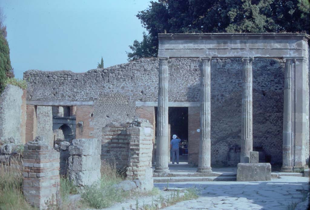 VIII.4.41 and 40, Pompeii, (on left) 1971. Looking south from Via dei Teatri towards entrance of Triangular Forum with fountain outside.
Photo courtesy of Rick Bauer, from Dr George Fay’s slides collection.