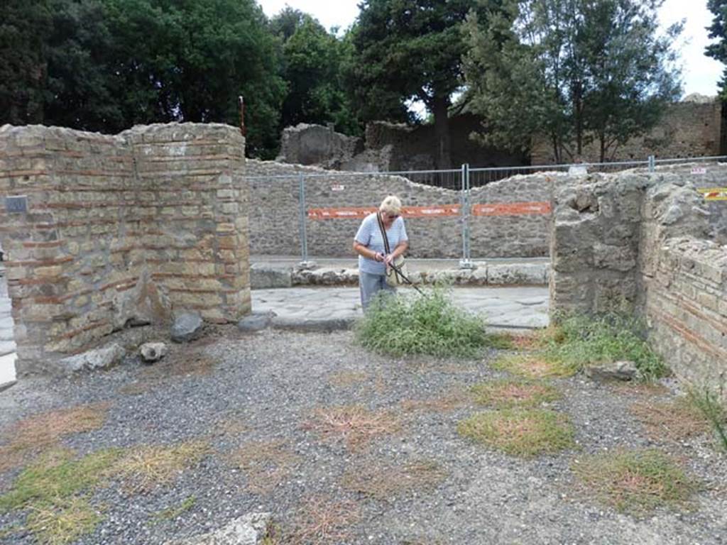 VIII.4.40a Pompeii. September 2015. Looking west towards second doorway at VIII.4.40.
