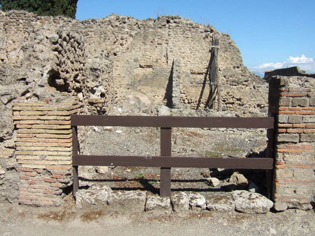 VIII.4.42 Pompeii. Stable. September 2005. Entrance.