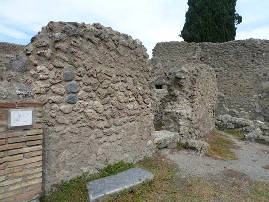 VIII.4.42 Pompeii. September 2015. North wall, with a doorway linking to VIII.4.43.
According to Fiorelli, VIII.4.42 –Segue un stabulum, che rinchiude la mangiatoia, l’abbeveratoio, e la stalla: innanzi al suo ingress furono svelte dal margine della via i sassi che lo contornavano, per dare piu commodo accesso agli animali. (translation: “Following was a stable, which had a feeding and water trough and the stall: also at its entrance was a more commodious entrance for the animals”.
VIII.4.43 – Vi era di fianco una cella pel custos stabuli, che guardava in esso, e communicava con la bottega attigua. (translation: “At the side was a room for the custos stabuli, which communicated with the adjoining shop”.)
See Pappalardo, U., 2001. La Descrizione di Pompei per Giuseppe Fiorelli (1875). Napoli: Massa Editore. (p.130).