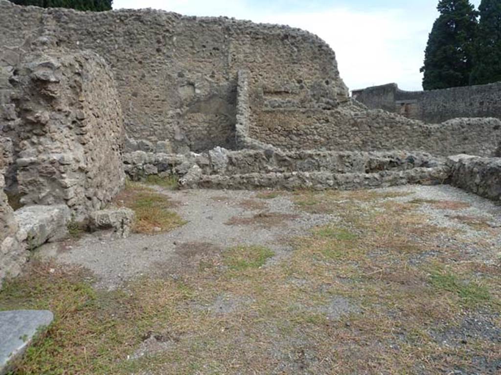 VIII.4.42 Pompeii. September 2015. Looking east from entrance doorway.