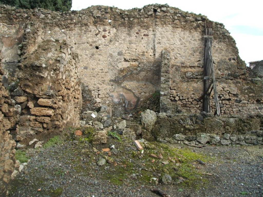 VIII.4.42 Pompeii. Stable. December 2004. Looking east.