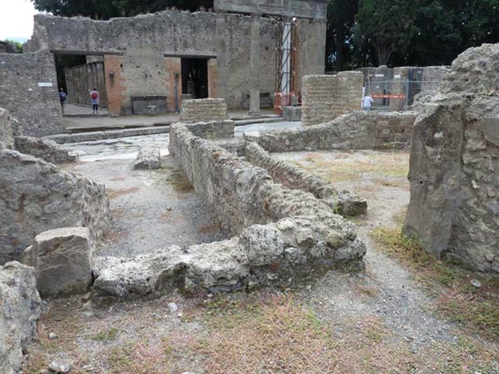 VIII.4.42 Pompeii. September 2015. South wall of storeroom.