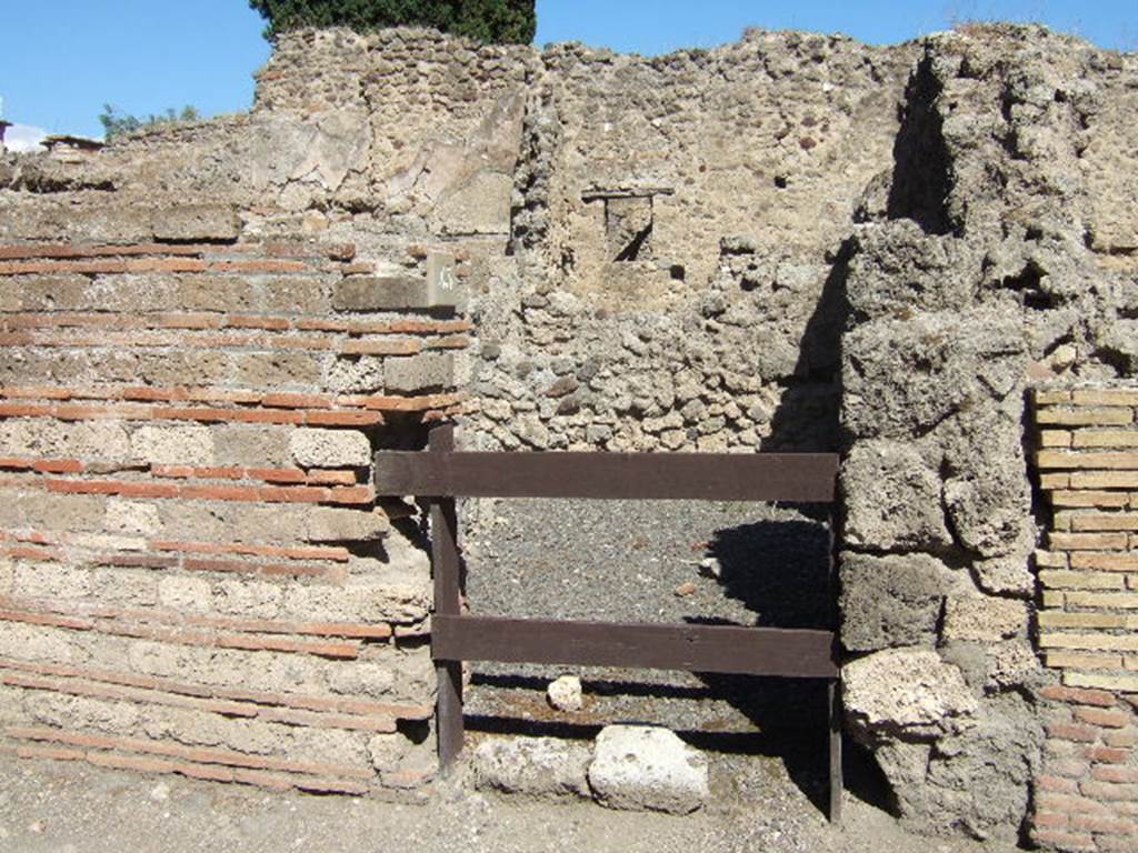 VIII.4.43 Pompeii. Shop. Entrance. September 2005.